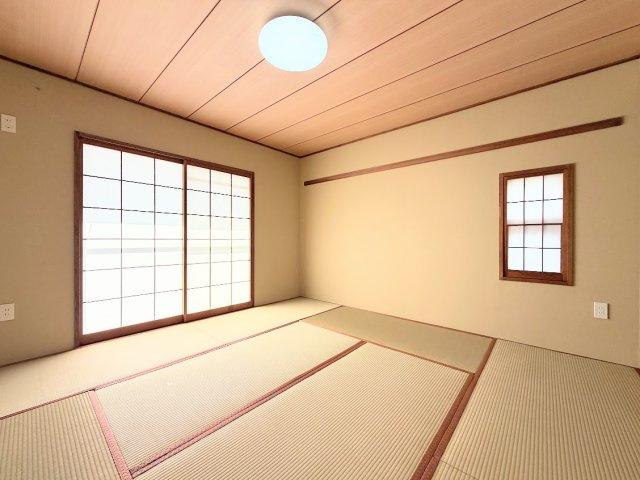 【和室】 | 小山田桜台団地92号棟 | ◆二面採光で、陽差しを長時間受ける事が出来る暖かい室内です。もちろんペアガラスなので、遮音性にも優れ、結露も発生しにくい構造。サッシ周りのカビが発生しにくくなります。