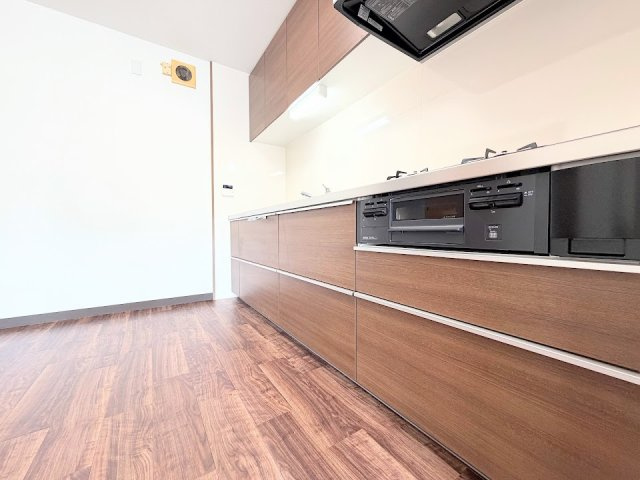 【キッチン】 | 小山田桜台団地92号棟 | ◆デザイン性と機能性を兼ね備えたキッチンです。リビングスペースとの一体感が生まれ、広々空間を演出してくれます。