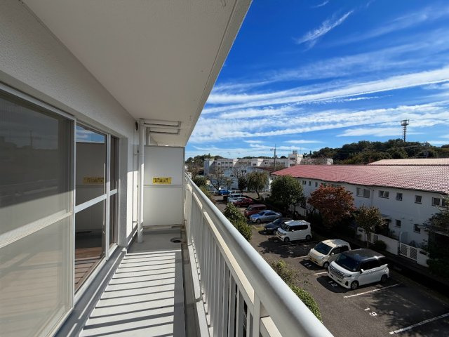 【バルコニー】 | 小山田桜台団地92号棟 | ◆広いバルコニーは寝室と子供部屋からアクセスできる2WAY動線。お布団も洗濯物もたくさん干せます！！