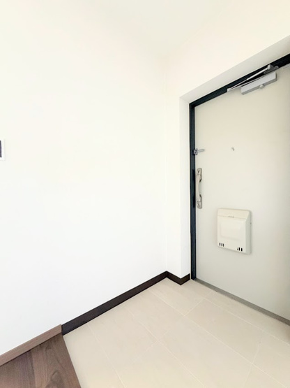 【玄関】 | 小山田桜台団地92号棟 | ◆光の渦が溢れた明るい玄関ホール。「おかえり」と「ただいま」が交差するお家の顔とも言える場所は爽やかで心地良い空間となっています。すっきり片付いた玄関で来客時にも自信が持てそう。