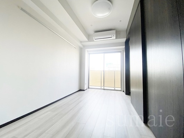 YIELD王子神谷の居間・リビング|明るいお部屋です