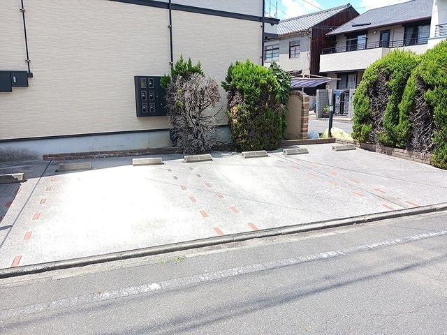 クレメント花塚の駐車場