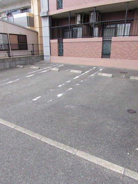 スヴニールⅢの駐車場