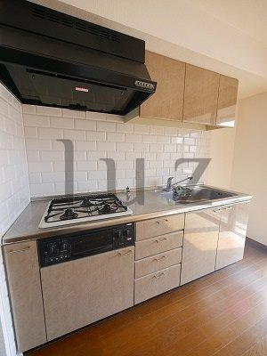 横浜市旭区白根４丁目の賃貸マンションのキッチン|3口コンロのシステムキッチン！