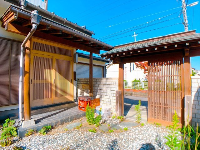 【玄関】 | □■小田原市酒匂3丁目 中古戸建■□ | 日本家屋の伝統的なスタイルの引き戸が風情ある空間を演出♪