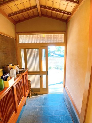 【玄関】 | □■小田原市酒匂3丁目 中古戸建■□ | 自然素材を活かした温かみのある玄関