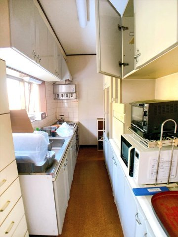 【キッチン】 | □■小田原市酒匂3丁目 中古戸建■□ | 家電が置けたり、食品などが収納できるカップボード付きのキッチン！