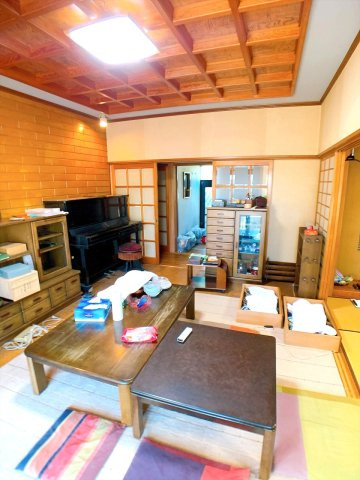 【居間・リビング】 | □■小田原市酒匂3丁目 中古戸建■□ | 木の温もりを感じる日本家屋。格天井を採用し雰囲気ある室内空間を演出♪