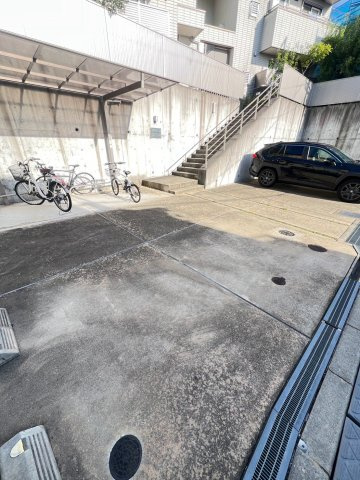 クライネ フェルトの駐車場