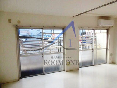 ＲｅｎｏＣｏｕｒｔ　ＩＺＵＭＩの居間・リビング|洋室のお部屋です。