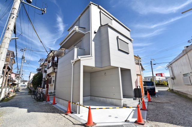 尼崎市大庄川田町新築一戸建て│3SLDK+駐車1台可の外観|南西角地につき開放感があり陽当たり通風良好で、毎日の生活にゆとりを感じられる住環境です。車庫付きで大切なお車も安心です。