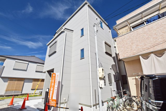 尼崎市大庄川田町新築一戸建て│3SLDK+駐車1台可の外観|現地の陽当たりや周辺環境をじっくりご確認いただけます。完成後の暮らしをイメージしながら、実際の街並みや生活環境もあわせてご覧ください