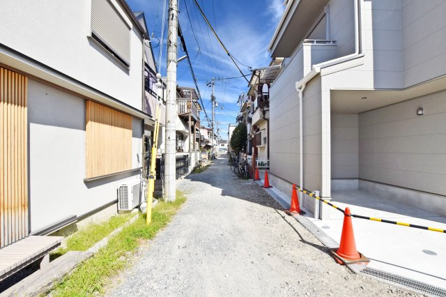 尼崎市大庄川田町新築一戸建て│3SLDK+駐車1台可の前面道路含む現地写真|前面道路は南西側4.0ｍ私道、北西側3.5ｍ私道です。