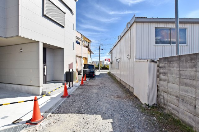 尼崎市大庄川田町新築一戸建て│3SLDK+駐車1台可の前面道路含む現地写真|前面道路は南西側4.0ｍ私道、北西側3.5ｍ私道です。