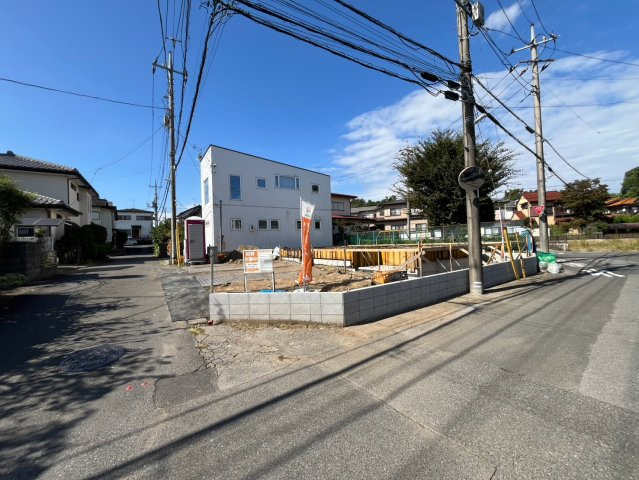 【LIGARE】宇都宮市西川田東町 第3期の前面道路含む現地写真|〇1号棟〇
陽当たり・風通しともに良好な角地の新築住宅！
開放感のある立地で、毎日の暮らしが明るく快適に♪
外観も映える、特別な一邸です☆
※2026年10月撮影