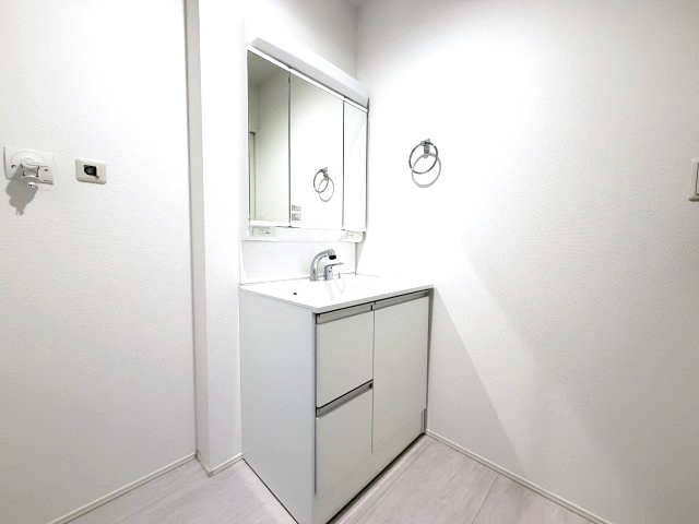 グラファーレ 前橋市前箱田町　2号棟の独立洗面台|【イメージ画像】シャワー水栓付き洗面台で朝の身支度もバッチリです！
洗面台には収納スペースもあり洗面室もすっきり片付きますよ！