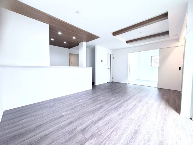 グラファーレ 前橋市前箱田町　2号棟の居間・リビング|【イメージ画像】ゆったり過ごせる16帖のリビングです♪人気の対面式キッチンを配した空間はお好みの家具も合わせやすく、家族がくつろぐ快適な空間造りをサポート。窓からは明るい陽光が差し込みます。