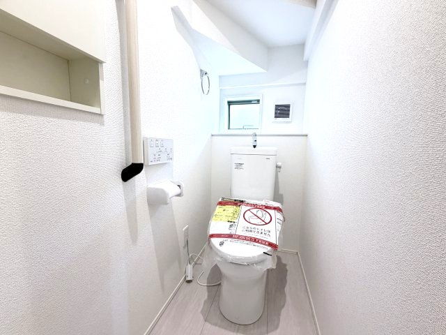 グラファーレ 前橋市前箱田町　2号棟のトイレ|【イメージ画像】1階トイレです。清潔感のある白を基調としています。
温水洗浄・便座暖房機能の付いた快適なトイレです☆