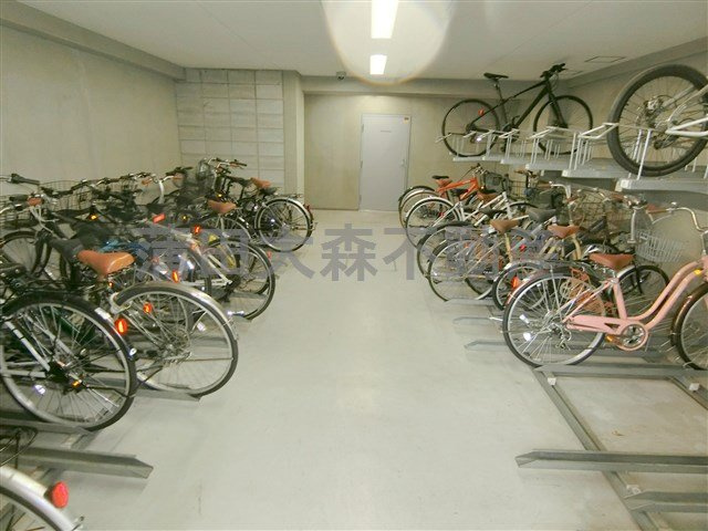 クレイシア矢口のその他共用部分|屋根付きラック式の駐輪場　