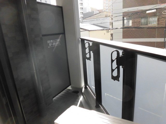 大阪市中央区上本町西１丁目の賃貸マンションのバルコニー