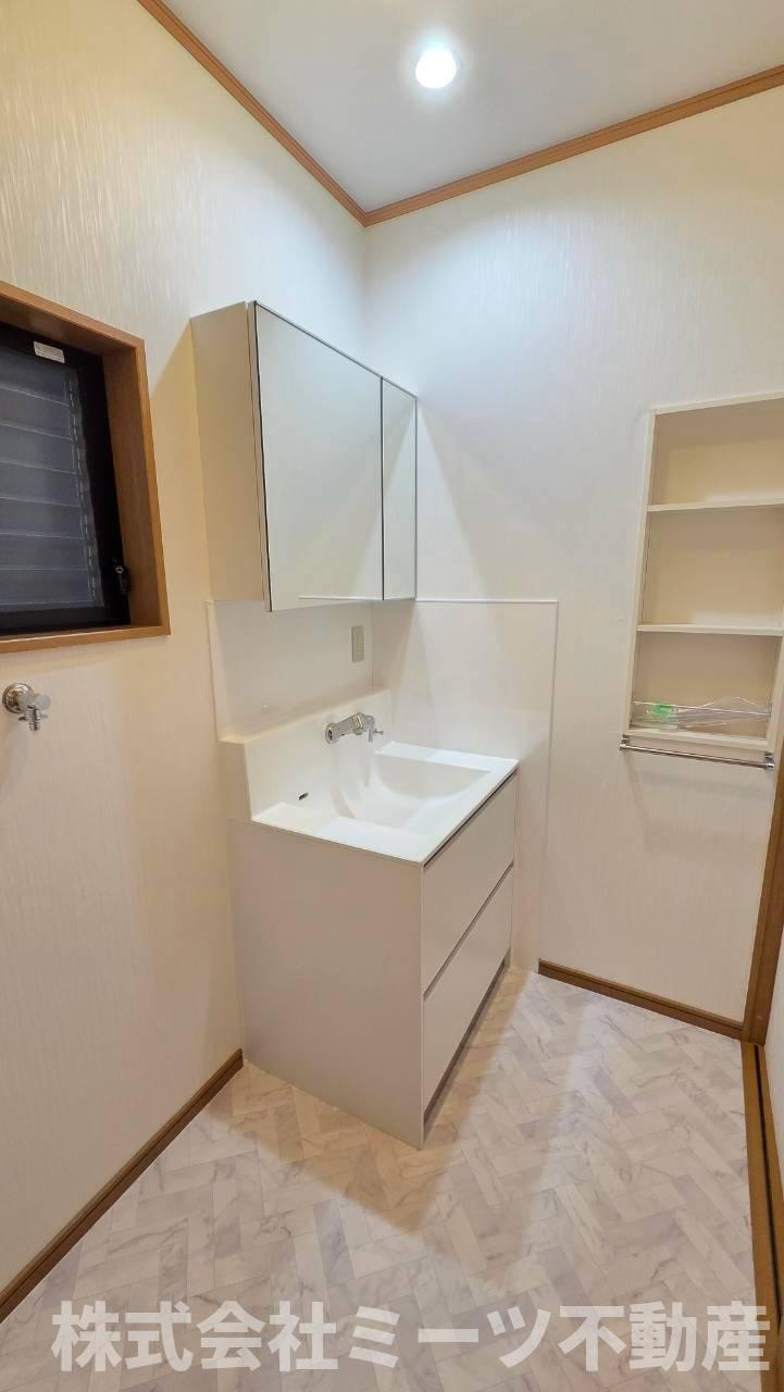 新家中町　中古戸建の洗面所