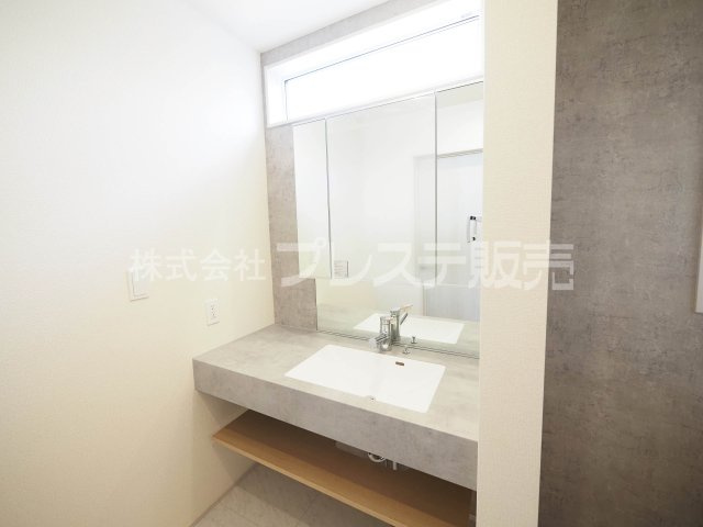 奈良市南新町の新築一戸建 全３区画の洗面所|現地写真（２号地洗面）シャワー付き洗面化粧台
