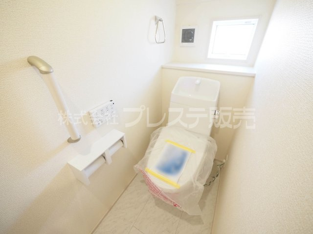 奈良市南新町の新築一戸建 全３区画のトイレ|現地写真（２号地１階トイレ）温水洗浄便座を標準装備！