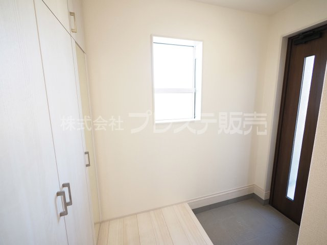 奈良市南新町の新築一戸建 全３区画の玄関|現地写真（２号地玄関）玄関収納・シューズクロークのある玄関です♪電子ロック＆ディンプルキーを採用！