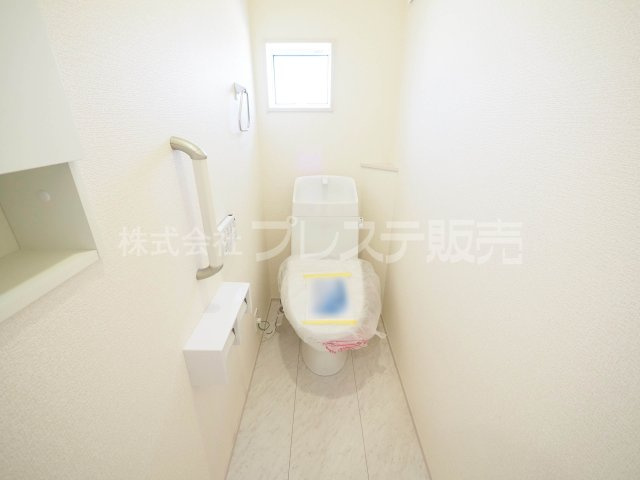 奈良市南新町の新築一戸建 全３区画のトイレ|現地写真（２号地２階トイレ）温水洗浄便座を標準装備！