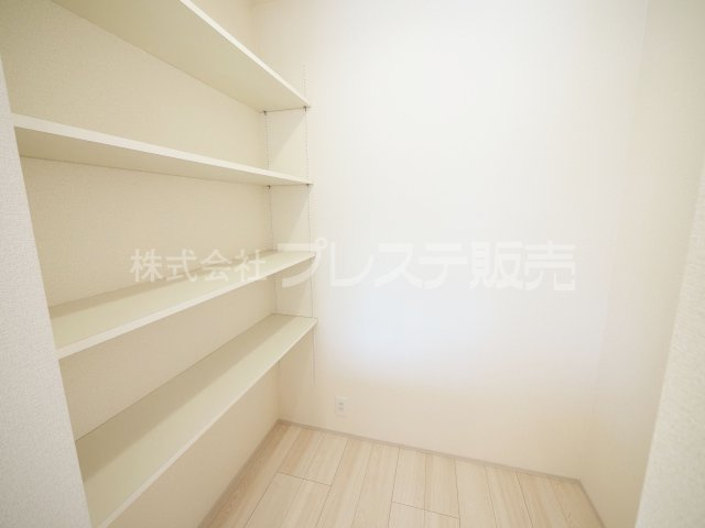 奈良市南新町の新築一戸建 全３区画の収納|現地写真（２号地パントリー）キッチン横に大容量の食品庫を配置♪