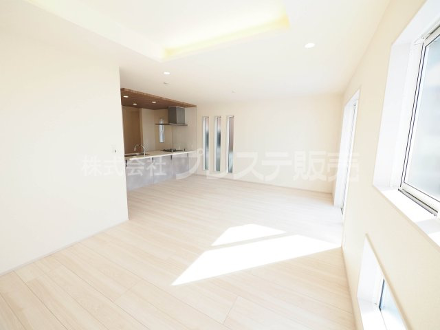 奈良市南新町の新築一戸建 全３区画の居間・リビング|現地写真（２号地リビング）ＬＤＫは広々21.1帖！南向きですので、陽あたり良好です♪