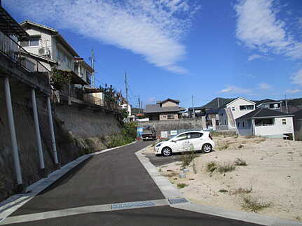 西区己斐上３丁目の前面道路含む現地写真