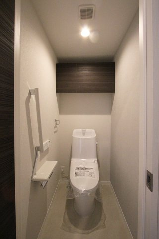 シャロムのトイレ|収納棚＋あると便利な手摺り付き