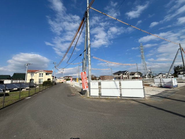 【LiveleGarden】下野川中子 全14棟の前面道路含む現地写真|〇分譲地〇
建築中の工程を確認できるのがは今ならではのメリットです。
周辺環境を含め、今からチェックがおすすめです。
先ずはお気軽にお問合せください！
※2026年10月撮影