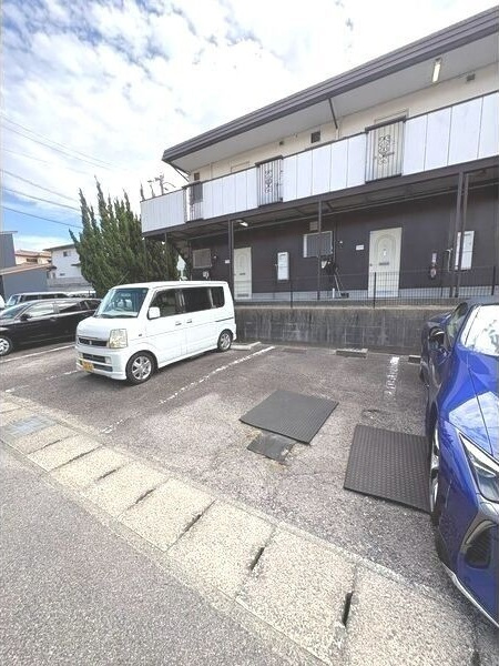 フォーブル井田の駐車場