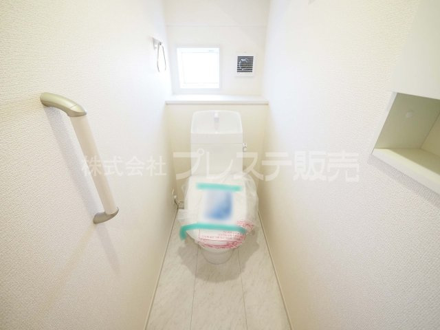 奈良市南新町の新築一戸建 全３区画のトイレ|現地写真（３号地１階トイレ）温水洗浄便座を標準装備！