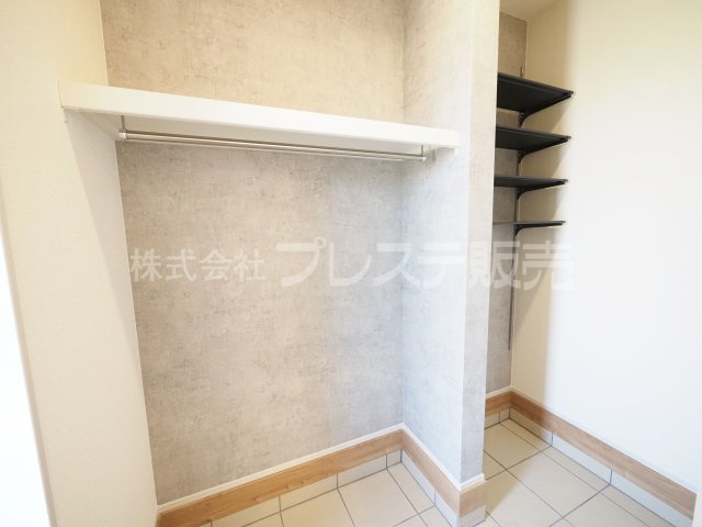 奈良市南新町の新築一戸建 全３区画の収納|現地写真（３号地玄関・土間収納）玄関に大容量の土間収納を配置♪