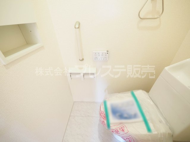 奈良市南新町の新築一戸建 全３区画のトイレ|現地写真（３号地２階トイレ）温水洗浄便座を標準装備！
