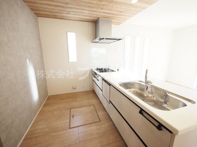 奈良市南新町の新築一戸建 全３区画のキッチン|現地写真（３号地キッチン）人気のフルフラットキッチン♪食器洗い乾燥機＆浄水器を標準装備！