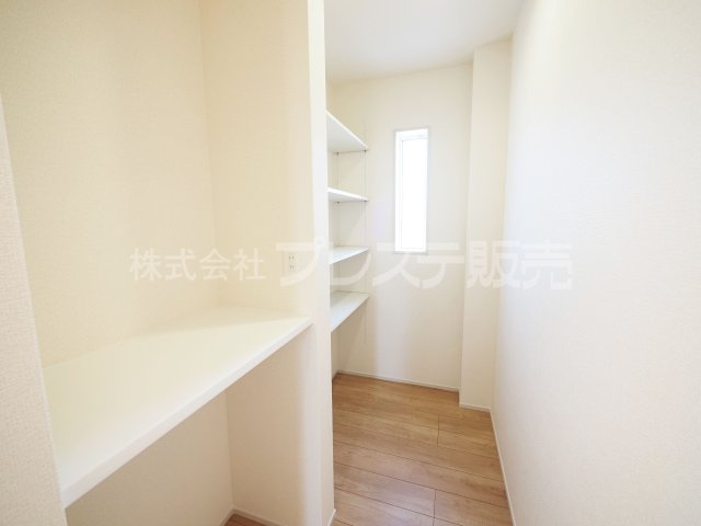 奈良市南新町の新築一戸建 全３区画の収納|現地写真（３号地パントリー）キッチン横に大容量の食品庫を配置♪