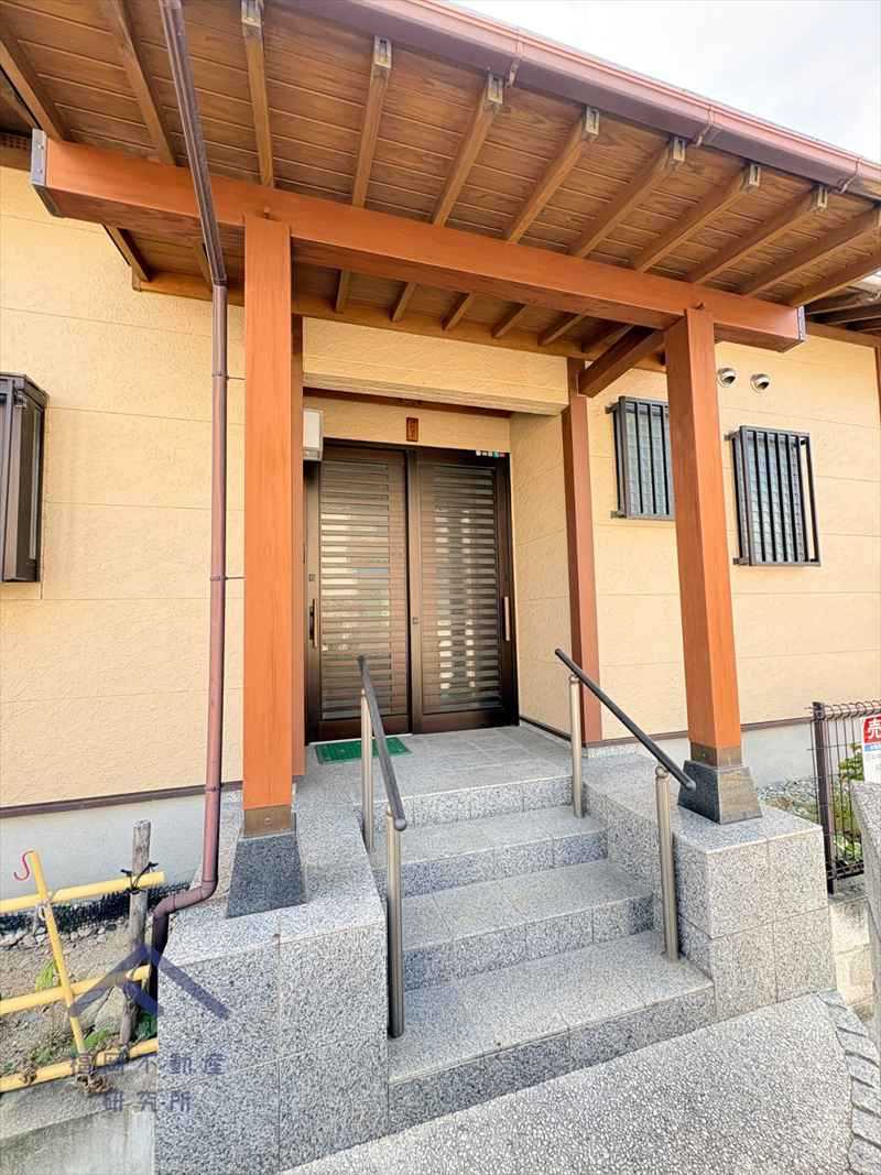 春日市惣利3丁目戸建ての玄関