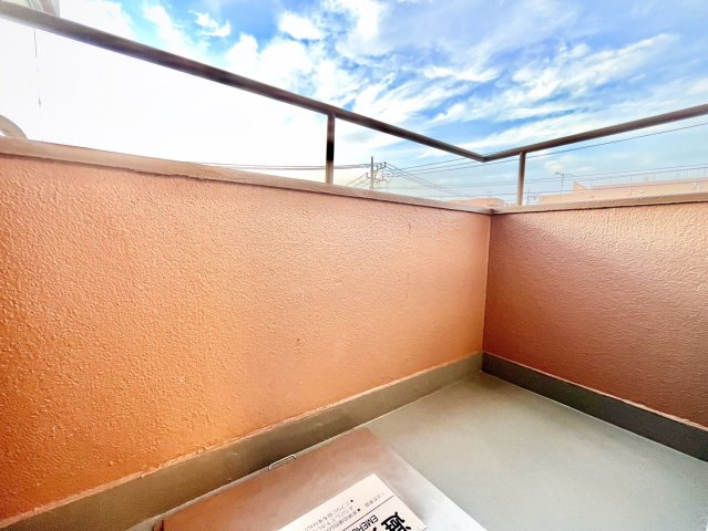 自由が丘メープルのバルコニー|2026.10.17撮影

現地ご見学希望・資料請求などお気軽にお問い合わせ下さい！
03-5990-5201