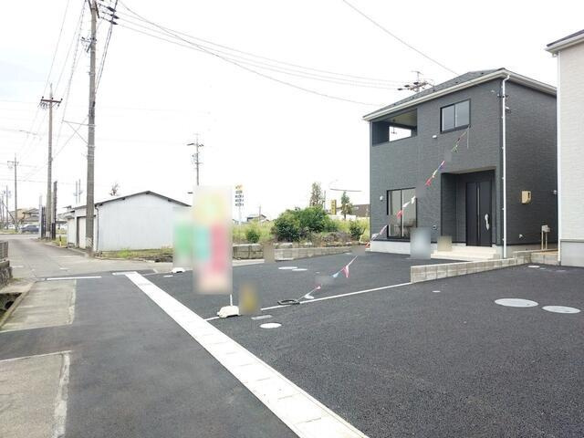 新築戸建て・仲介手数料無料）稲沢市石橋　第２・1号棟の前面道路含む現地写真