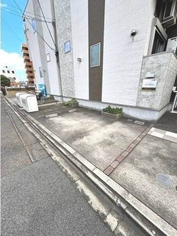 アインス グリュックの駐車場