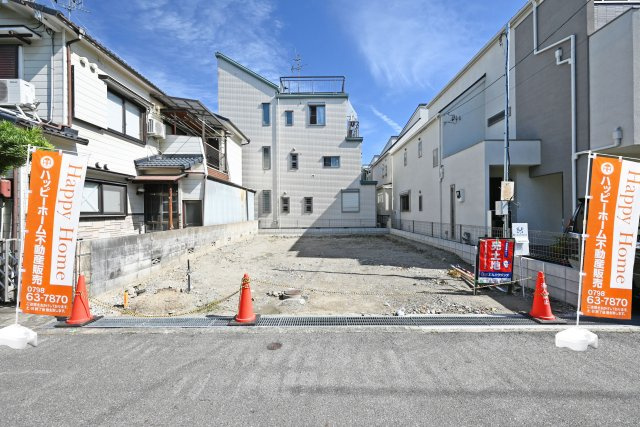 伊丹市荻野8丁目新築一戸建て│4LDK+並列駐車2台可(車種制限有)の外観|広々4LDKの新築戸建です。ご家族それぞれのプライベート空間を確保できるゆとりある間取り。並列駐車2台可で、間口は約8.3ｍ！毎日の車の出し入れもスムーズ。家族みんなが快適に暮らせる住まいです。