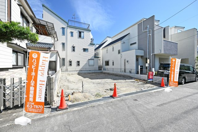 伊丹市荻野8丁目新築一戸建て│4LDK+並列駐車2台可(車種制限有)の外観|ZEH水準の省エネ性能を備えた新築戸建！高断熱仕様で一年を通して快適な暮らしを実現。冷暖房効率にも優れ、光熱費を抑えやすい、家計にも環境にもやさしい住まいです。