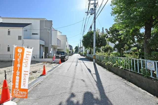 伊丹市荻野8丁目新築一戸建て│4LDK+並列駐車2台可(車種制限有)の前面道路含む現地写真|前面道路は南西側に約5.6ｍ幅です。