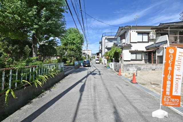 伊丹市荻野8丁目新築一戸建て│4LDK+並列駐車2台可(車種制限有)の前面道路含む現地写真|前面道路は南西側に約5.6ｍ幅です。