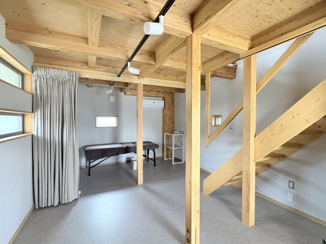 米子市富益町　KK借家（住宅付店舗戸建て）の洋室|1階部分（10.5帖）1フロアです。奥のベッドは含まれません。