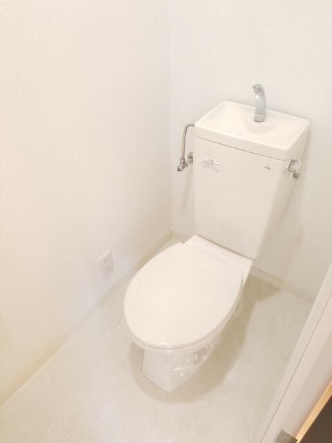 小さな庭のトイレ